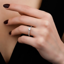Lois Diamond 0.65 Karat D-E Rengi Yan Taşlı Pırlanta Tektaş Yüzük-HRD Sertifikalı YZ1065