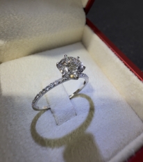  1.00 Karat Lab Grown Kenarı Taşlı Pırlanta Tektaş Yüzük LAB30